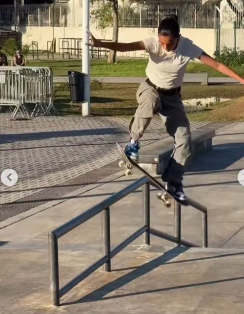 Rayssa Leal volta a andar de skate após lesão no joelho