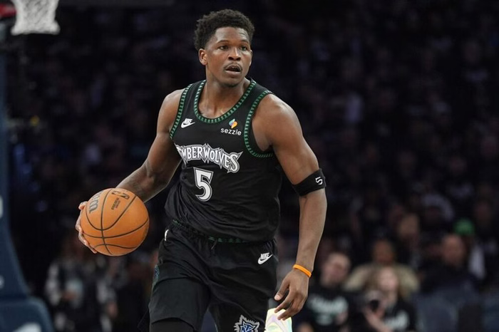 NBA, i risultati della notte (5 maggio): largo successo dei Knicks sui 76ers, blitz esterno dei Timberwolves contro gli Spurs