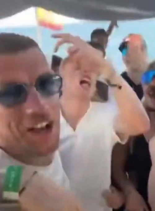 🎥 Lo Schalke torna in Bundes e si scatena la festa: Dzeko mezzo ubriaco e Karius dj in barca 😅