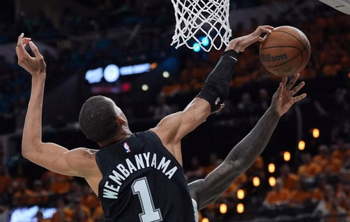 NBA : « J’aimerais avoir le même traitement », Gobert et le coach des Wolves accusent Wembanyama de contres illégaux