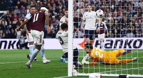 Aston Villa na final ao golear Nottingham de Vítor Pereira