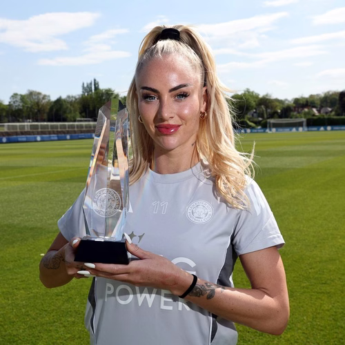 Alisha Lehman é eleita melhor jogadora da temporada após 9 jogos e causa polêmica no Leicester