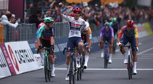 Giro. Paul Magnier estreia-se a ganhar em grandes Voltas e veste primeira `maglia rosa`