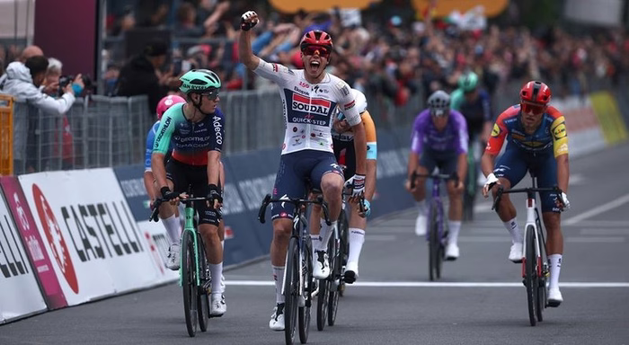 Giro. Paul Magnier estreia-se a ganhar em grandes Voltas e veste primeira `maglia rosa`