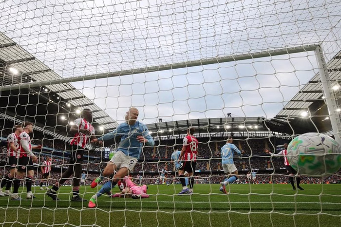 Man City keep pressure on Arsenal in Premier League title race
