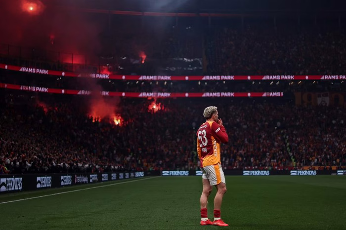 Galatasaray, terrore durante i festeggiamenti: un auto si lancia tra i tifosi! Uno investito