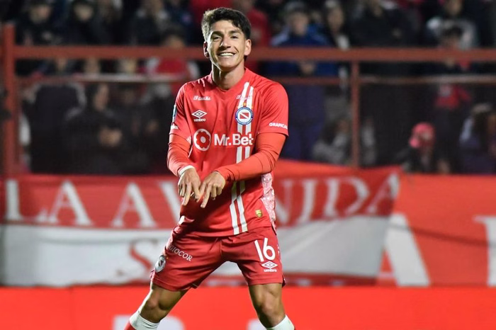 Argentinos empezó a ganarle el sábado a Lanús y selló el triunfo el domingo con un golazo de Lescano