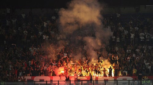 Follia al Maksimir: striscione Dinamo Zagabria in fiamme, infiltrazioni ultras dell'Hajduk Spalato