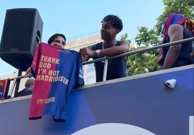 📸 “Grazie a Dio non sono madridista”. La maglia di Yamal nel pullman scoperto è 🥶