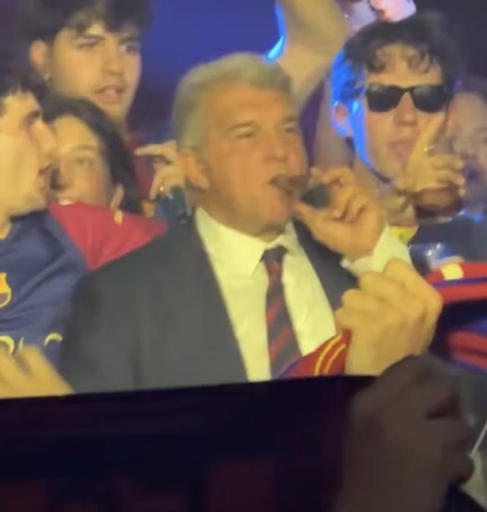 🎥 Laporta ‘dance’ e sigaro, calciatori in piazza… in bici! La festa del Barça è 🤯