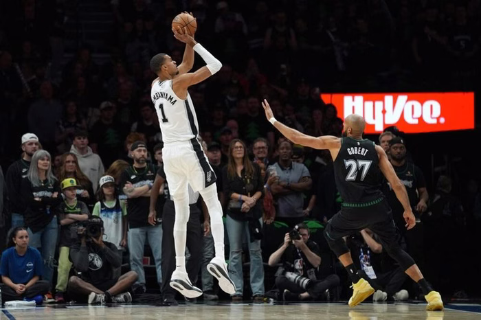 NBA, i risultati della notte (13 maggio): gli Spurs battono i Timberwolves e si portano sul 3-2 nelle semifinali di Conference