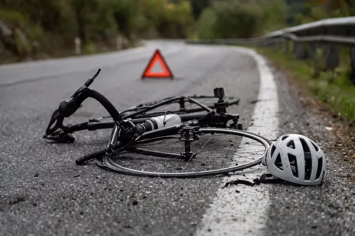 È caduto e si è ritirato dal Giro d’Italia: commozione cerebrale, condizioni serie – SPORTFACE.IT