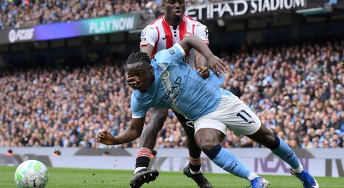 Manchester City vence Crystal Palace e pressiona Arsenal na luta pelo título