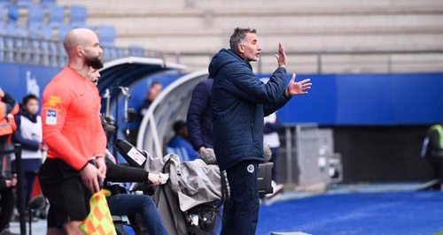 Ligue 2 : Pau mise sur la stabilité et prolonge son entraîneur