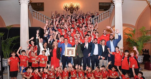 El Cajasol Sevilla BM Proin recibe el reconocimiento del Ayuntamiento tras su ascenso a la Asobal