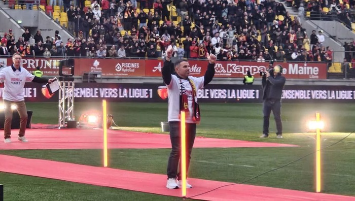 Le Mans FC célèbre avec ses supporters !