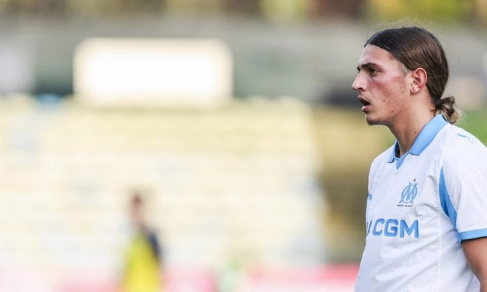 OM – Antoine Valero reçoit un trophée des mains de Payet