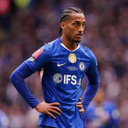 João Pedro deixa campo mancando após substituição e cita 'dor por pancada'