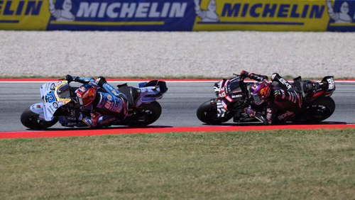 Caos MotoGP, cosa è successo nel GP di Catalogna: bandiere rosse, ripartenze, cadute, vittoria italiana e guadagno di Bezzecchi