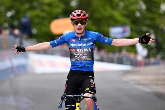Jonas Vingegaard takes second stage win in three days to thrown down gauntlet to Giro d’Italia rivals