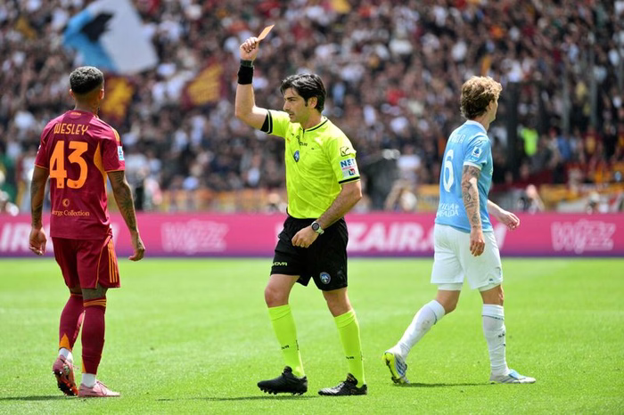 Doppel-Rot nach Faustkampf: Große Aufregung im Roma-Derby!