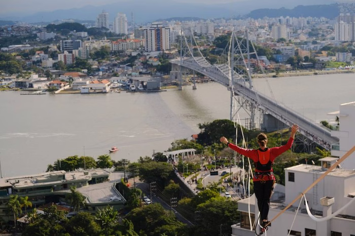 Rafael Bridi bate recorde de maior trajeto de highline das Américas