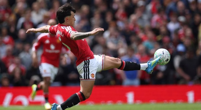 Manchester United bate Nottingham e garante terceiro lugar da Premier League