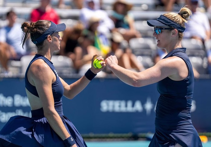 Stefani e Dabrowski estreiam com dura vitória em Estrasburgo
