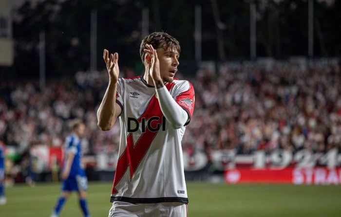 Liga : Après leur match, deux joueurs du Rayo Vallecano paient leur tournée à des supporteurs présents dans un bar