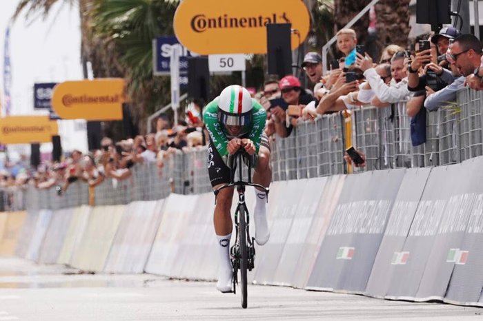 Ordine d’arrivo Giro d’Italia di oggi: Ganna domina la cronometro di Marina di Massa. Eulalio salva la maglia rosa