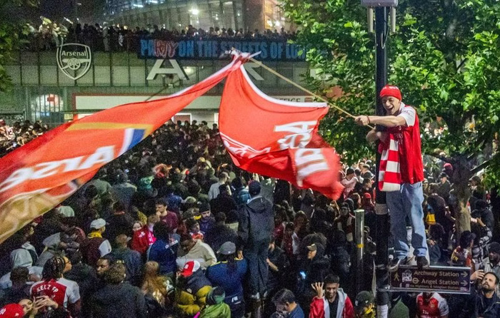 Premier League : Arsenal enfin champion d’Angleterre (devant la télévision), folie furieuse autour de l’Emirates Stadium