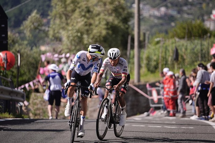 Giro d’Italia 2026, un implacabile Narvaez firma il tris in fuga. I favoriti si guardano