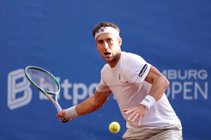 Tomás Etcheverry no pudo aprovechar siete match points y perdió ante Tommy Paul en Hamburgo