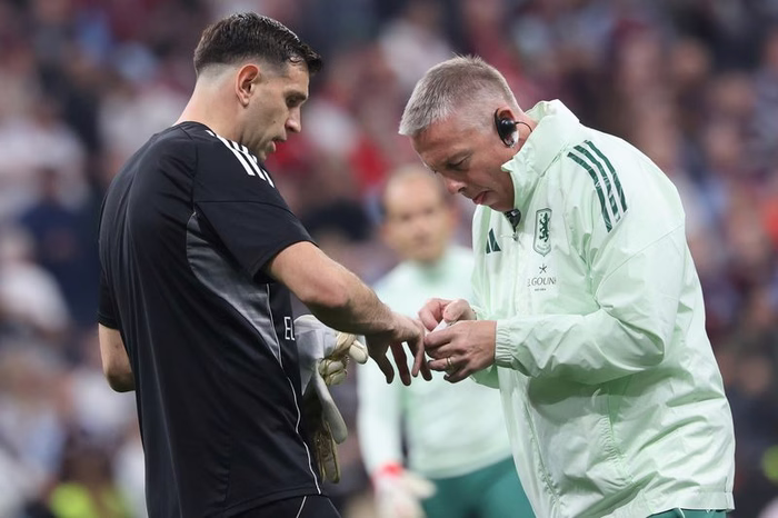 Dibu Martínez afirma ter jogado final da Liga Europa com o dedo quebrado