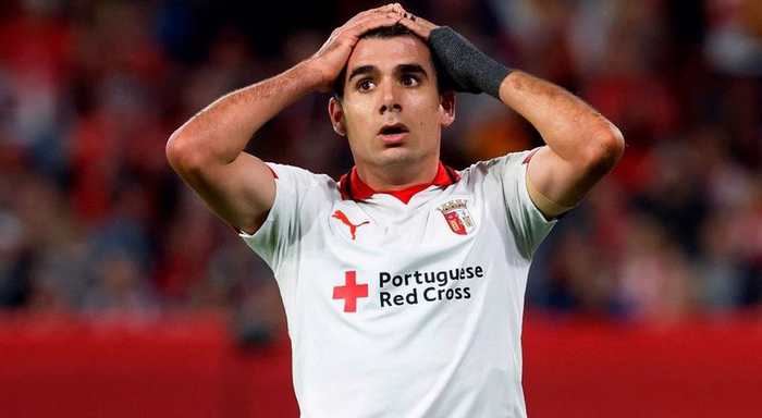 Lateral bracarense Victor Gómez distinguido no onze do ano da Liga Europa