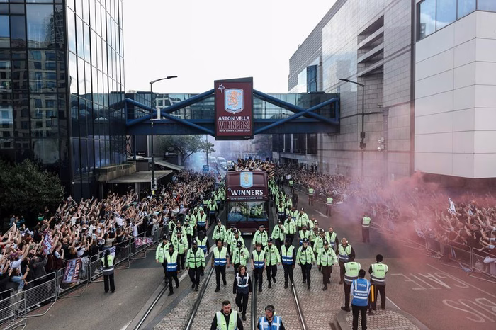 Jogadores do Aston Villa comemoram título ao som de "Ai se eu te pego"