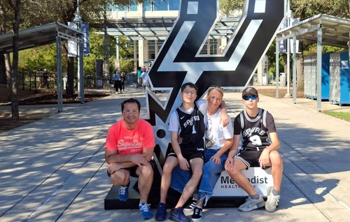 « Je n’avais jamais imaginé vivre ça »… En cadeau surprise pour ses 50 ans, un Parisien file voir deux matchs Spurs-OKC
