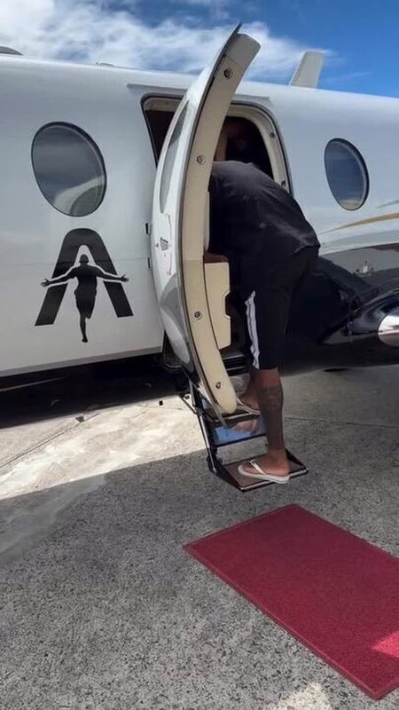 Anderson Talisca, do Fenerbahce, viraliza com jatinho personalizado