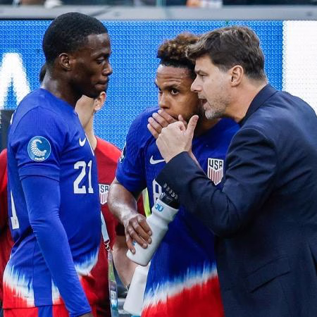 Pochettino surpreende e deixa meia do Lyon de fora da Copa, diz jornal
