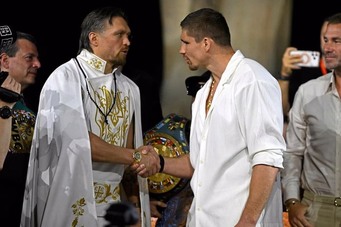 Usyk pelea ante un gigantón del kickboxing, con las pirámides egipcias como inusual entorno