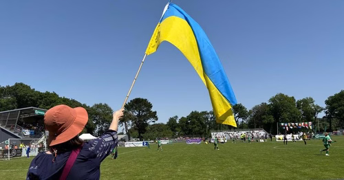 "C'est une bulle d'air" : au tournoi international de football de Dirinon, une délégation de jeunes joueurs ukrainiens