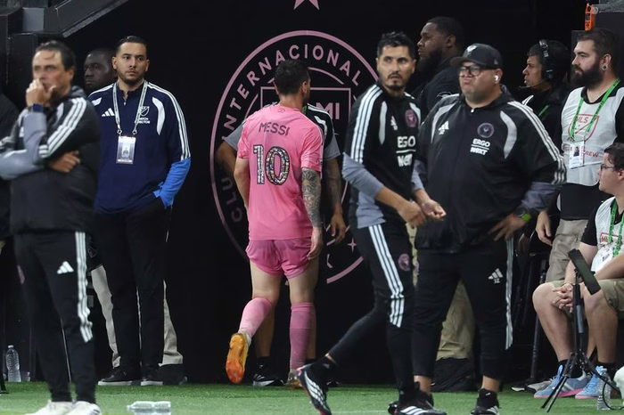 Messi sai de campo com dores no último jogo antes de se apresentar à seleção; técnico tranquiliza