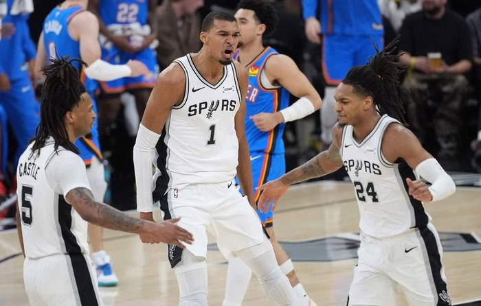 Wembanyama en playoffs NBA : Les Spurs sonnent la révolte grâce à un « Wemby » de gala et reviennent à égalité avec OKC