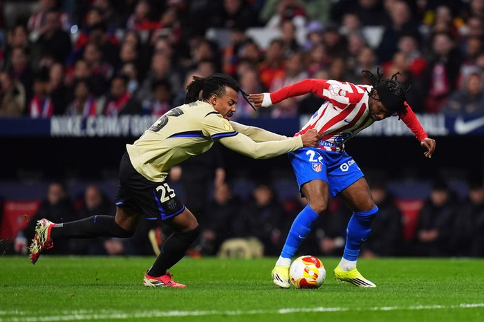 Barcelona have €25m replacement in mind should Kounde leave