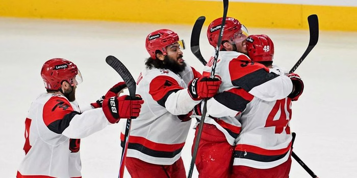 Carolina im NHL-Halbfinale gegen Montreal 2:1 vorne