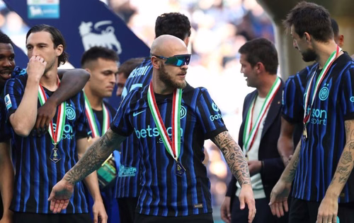 Zweigeteiltes Mailand und ein Ex-BVB-Star im Fokus: Das waren die Tops und Flops der Serie A 2025/26