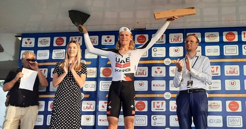 Boucles de la Mayenne : le Danois Julius Johansen remporte le prologue à Laval, Cosnefroy 4e