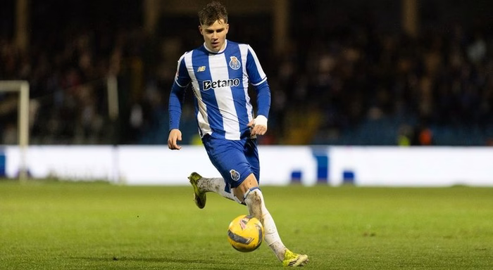 Extremo polaco Oskar Pietuszewski renova com o FC Porto até 2031
