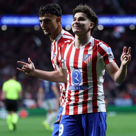 Barça pode envolver jogadores para ter Álvarez; João Pedro é plano B