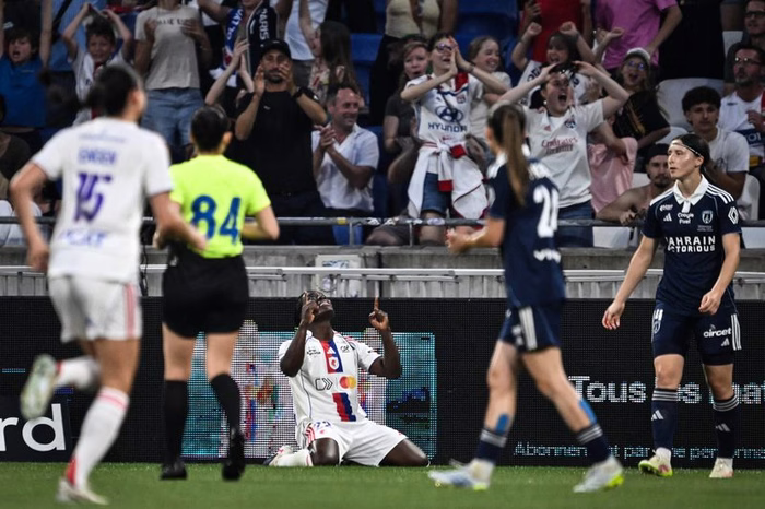 OL Lyonnes ne fait qu'une bouchée du Paris FC et fait le triplé